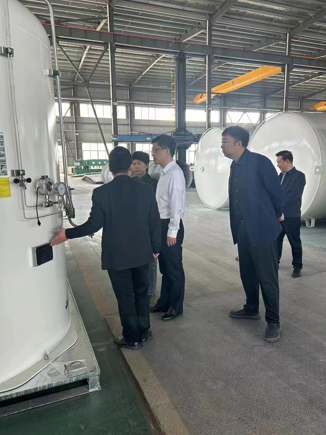 Awọn oludari ijọba wa si Shennan Cryogenic Liquid Storage Tank Production Plant fun itọkasi ati itọsọna