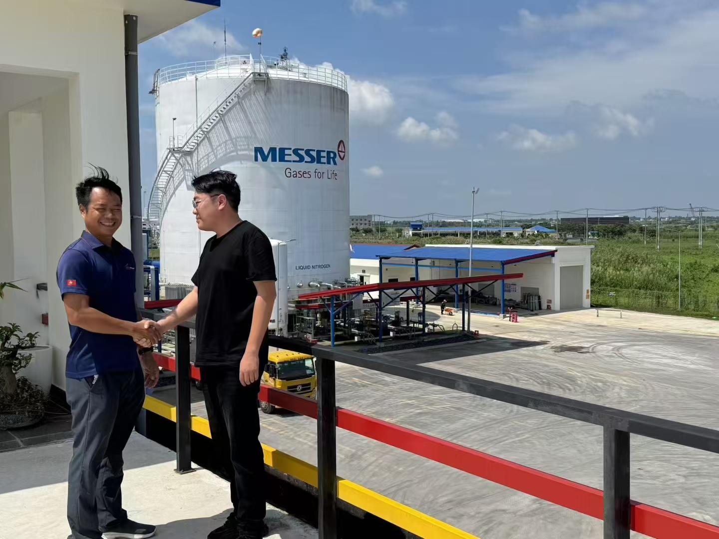 Negotiating Close Cooperation between Shennan Technology and Vietnam Messer Company